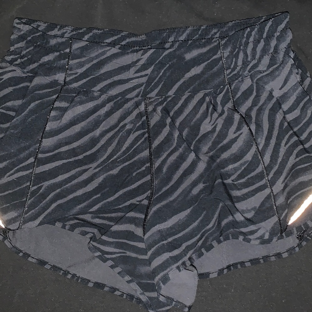 hotty hot 2.5in le tigre lululemon shorts size 8